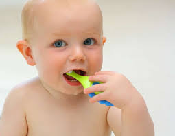 nettoyer les dents des bébés à la maison 