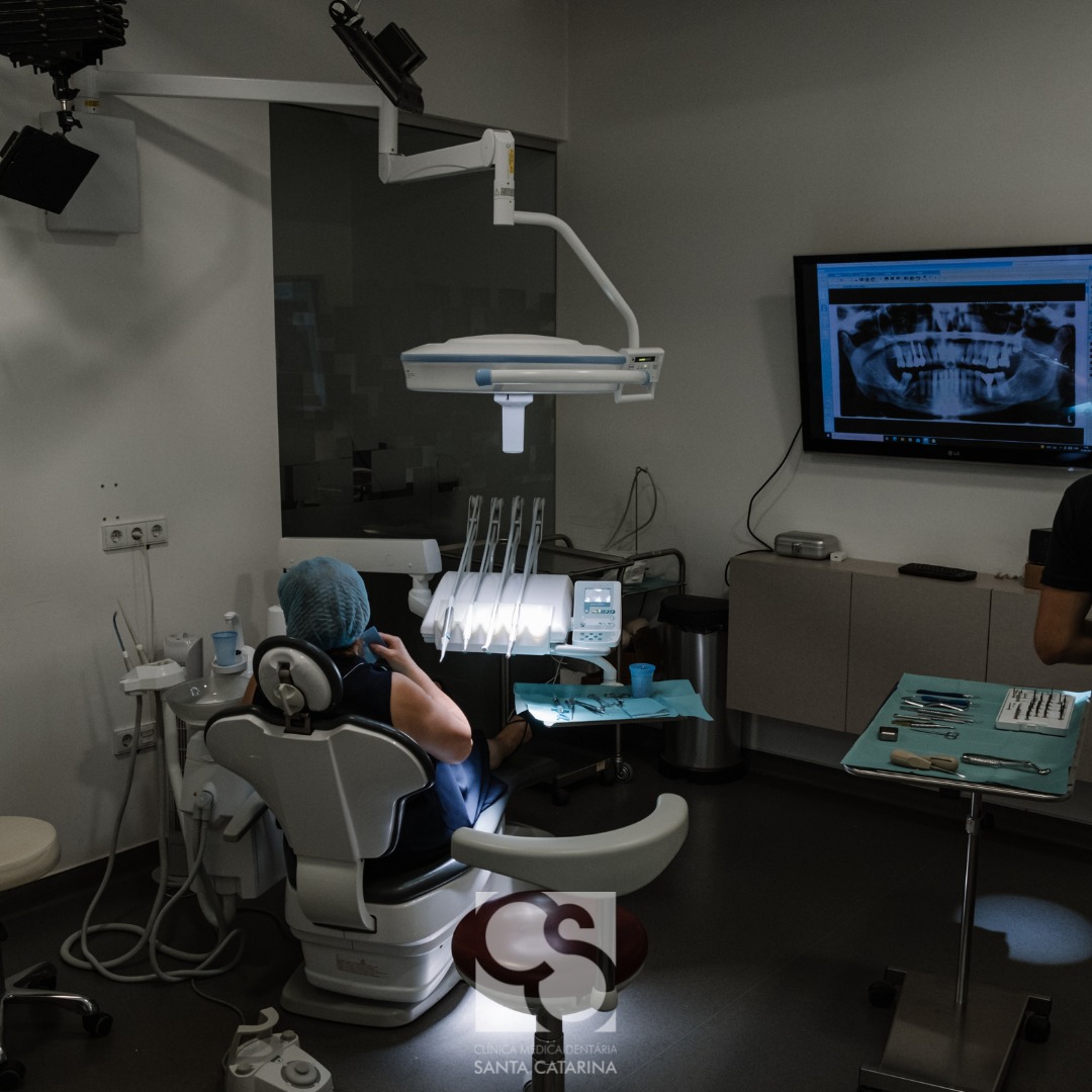 Salle de soins moderne de notre clinique dentaire à porto pour le pose d'un implant dentaire au portugal