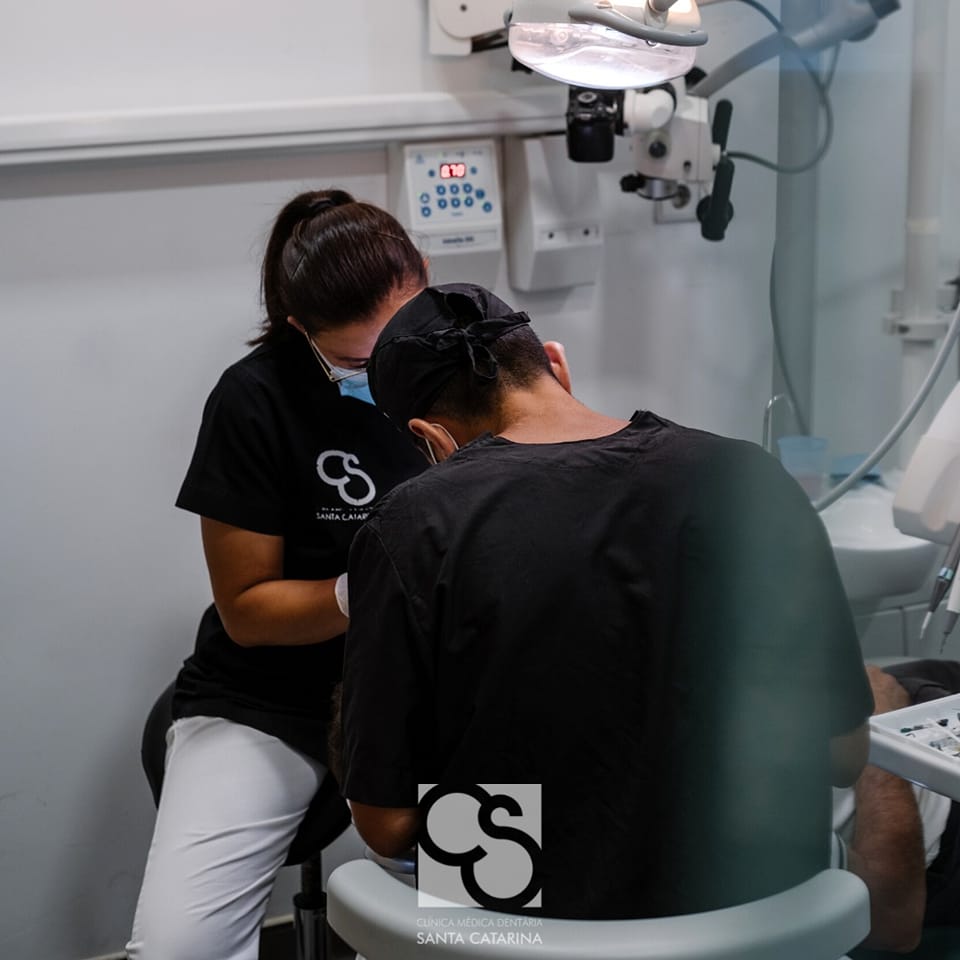 Clinique dentaire moderne à Porto pour la pose d'implants dentaires