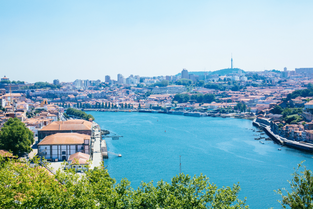 Tourisme dentaire Portugal 2026 : pourquoi Porto est la meilleure destination pour vos implants