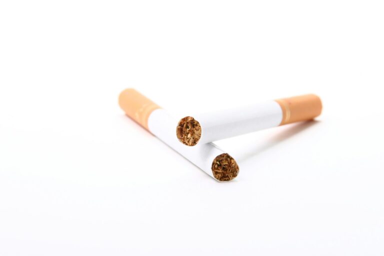 Cigarette et tabac : l arret du tabac est recommande avant la pose d un implant dentaire au Portugal