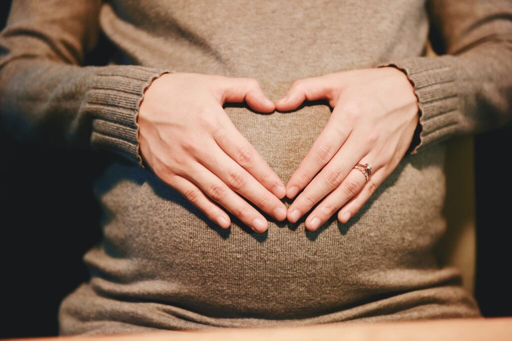 Implant dentaire et grossesse : femme enceinte planifiant ses soins dentaires au Portugal