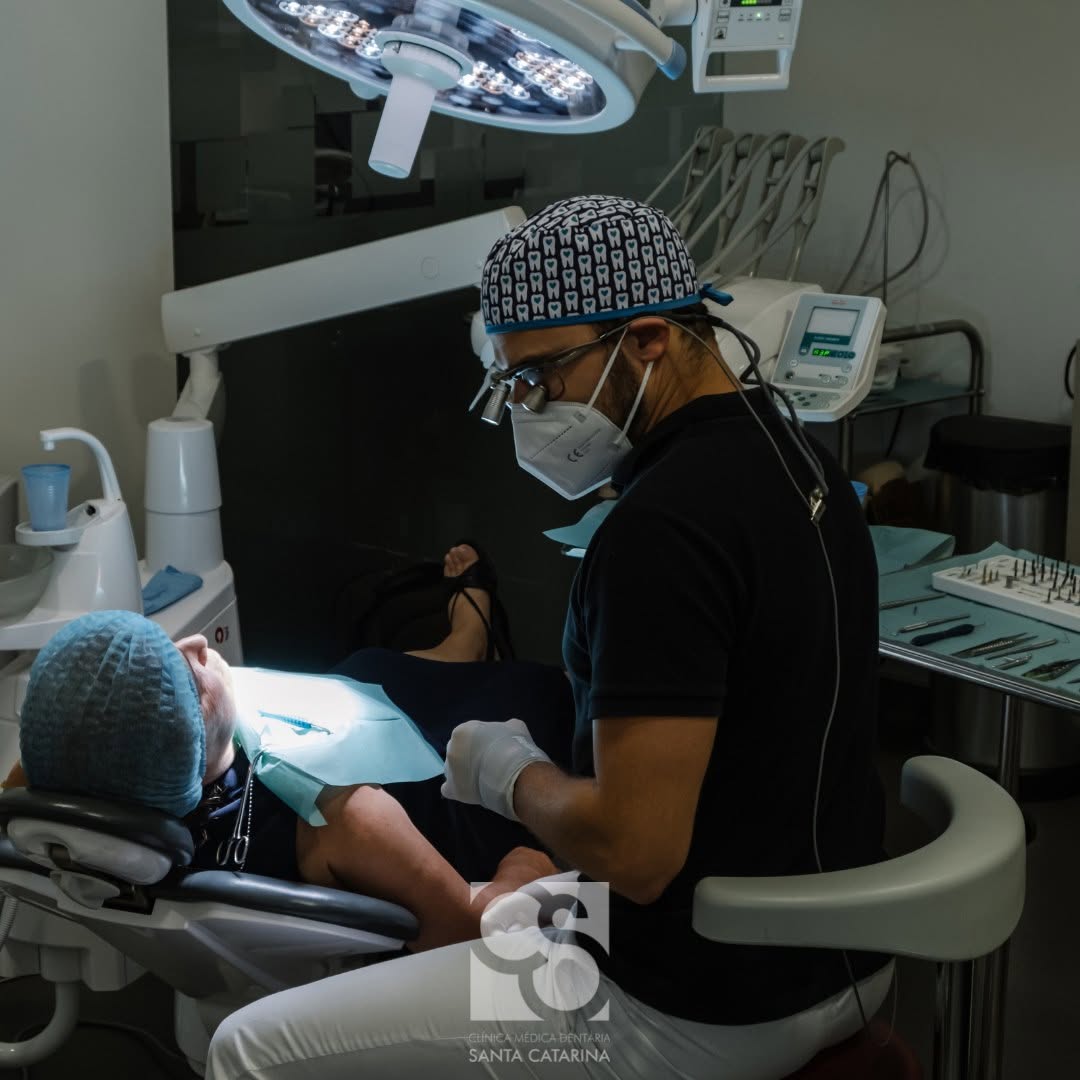 Dr Paulo Alexandre Carvalho explaining the first rinse after implant surgery to a patient at the Porto clinic