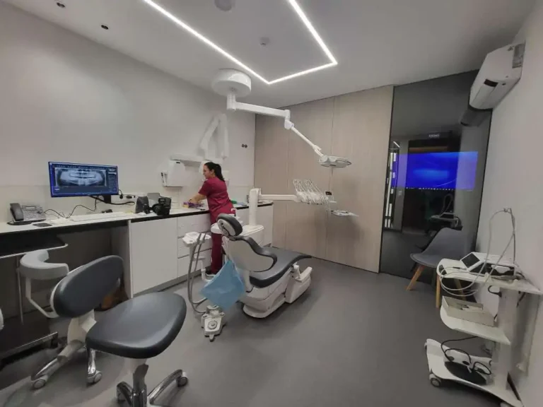 Dentiste implantologue de la clinique dentaire francophone de Porto, Portugal, en consultation avec un patient