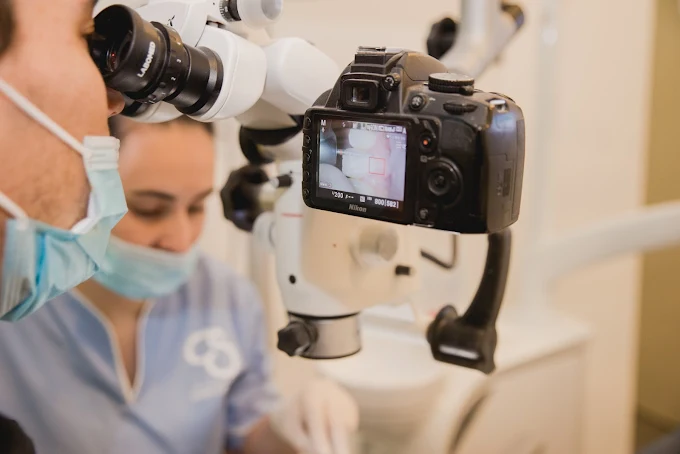 Microscope opératoire dentaire au fauteuil de soins de la clinique de Porto, Portugal